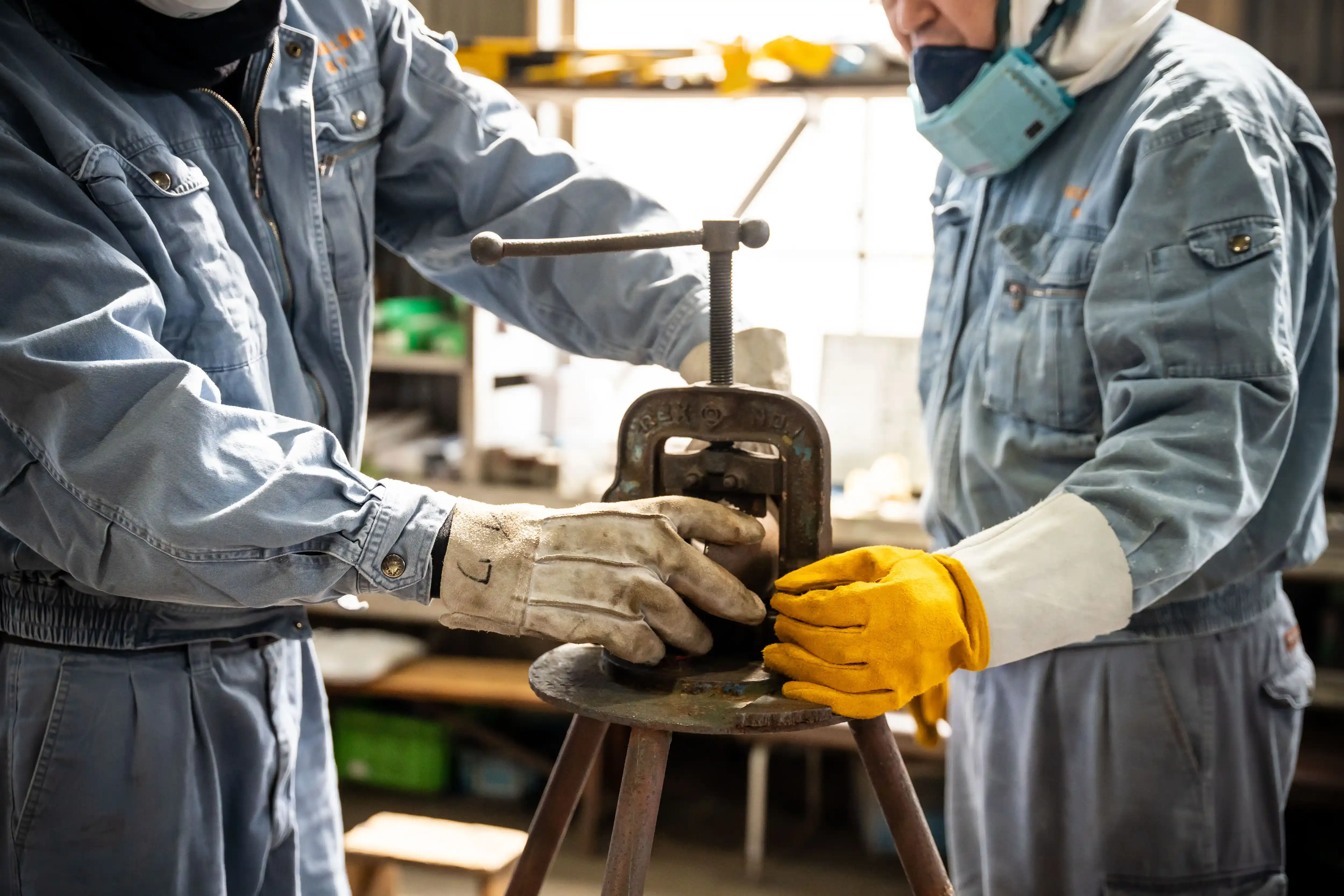 工具を使用する2名の作業員